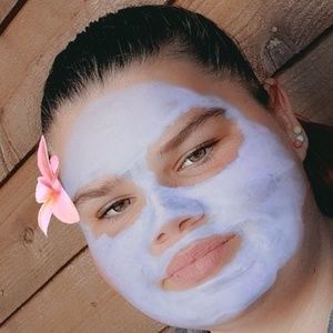 Meet your Posher, Hayley